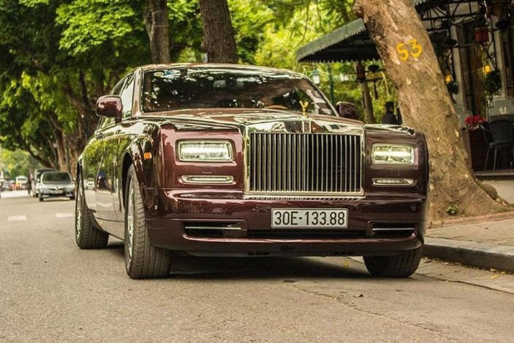 Giá xe Rolls-Royce Phantom Sacred Fire của Trịnh Văn Quyết không được tiết lộ nhưng chắc chắn không thể thấp hơn con số 50 tỷ đồng, một mức giá siêu kỷ lục cho ôtô vào thời điểm Rolls-Royce Phantom Lửa Thiêng về nước. Rolls-Royce Phantom Lửa thiêng lấy ý tưởng từ trống đồng Đông Sơn và được dành riêng cho đại gia Việt, cũng là chiếc Rolls-Royce độc nhất thế giới hiện nay.