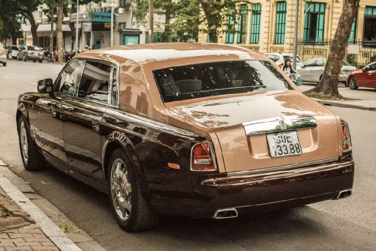 Ngoài Phantom Lửa Thiêng, ông Trịnh Văn Quyết còn sở hữu 1 chiếc xe Rolls-Royce khác cũng không có xe thứ 2 tại Việt Nam, đó là Golden Ghost, sản phẩm này đã được hãng độ danh tiếng Real Gold Group tại Đức đảm nhận mạ vàng 24k một số chi tiết ở ngoại thất như lưới tản nhiệt, tay nắm cửa, logo Rolls-Royce bên hông xe, các thanh viền inox cũng được mạ vàng 24k và viền đèn hậu đối lập đó là màu sơn đỏ của xe.