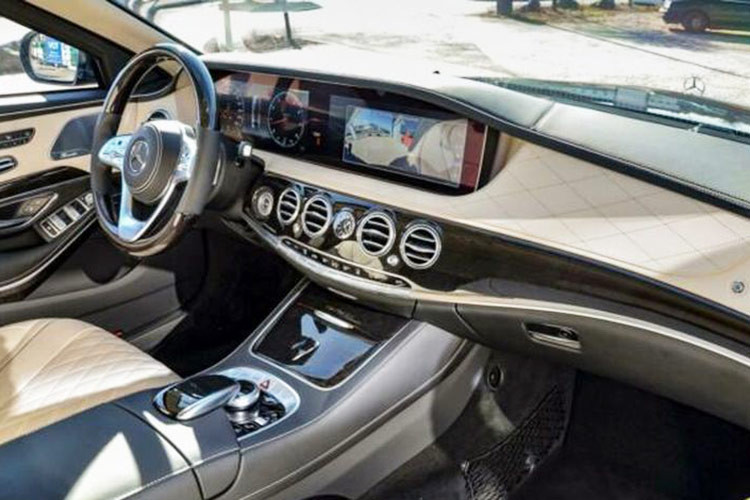 Bên trong khoang lái của xe siêu sang Mercedes-Maybach Pullman được trang bị đến 4 ghế, 2 hàng ghế sau của Maybach S600 Pullman đối diện nhau và đều có khả năng ngả 43,5 độ cũng như tích hợp thêm bàn đỡ chân chỉnh điện xe bọc da Nappa được khâu hình quả trám kết hợp cùng gỗ Designo màu đen bóng chuyên dùng để tạo ra đàn Pianno.