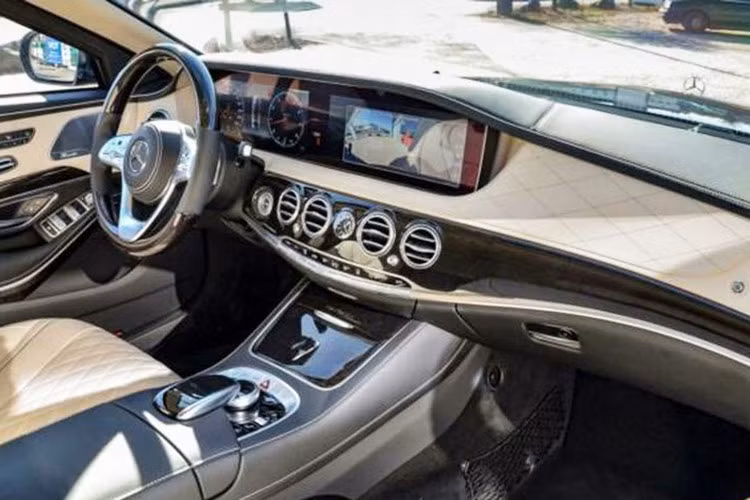 Bên trong khoang lái của xe siêu sang Mercedes-Maybach Pullman được trang bị đến 4 ghế, 2 hàng ghế sau của Maybach S600 Pullman đối diện nhau và đều có khả năng ngả 43,5 độ cũng như tích hợp thêm bàn đỡ chân chỉnh điện xe bọc da Nappa được khâu hình quả trám kết hợp cùng gỗ Designo màu đen bóng chuyên dùng để tạo ra đàn Pianno.