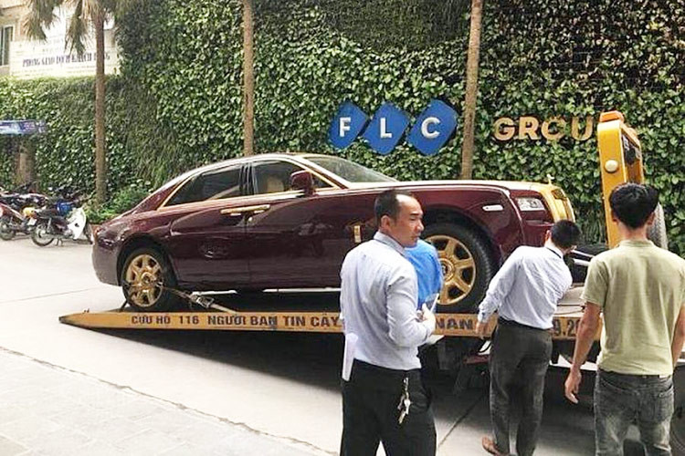 Tuy nhiên cả 2 chiếc xe siêu sang Rolls-Royce này đều có chung số phận là bị ngân hàng thu giữ và đấu giá mãi không tìm thấy người mua. Sau đó, 1 showroom chuyên mua bán xe sang ở Hà Nội đã mua lại, chiếc Ghost đã tìm thấy chủ nhân còn mẫu xe Rolls-Royce Phantom Lửa Thiêng hiện vẫn đang chờ chủ mới.