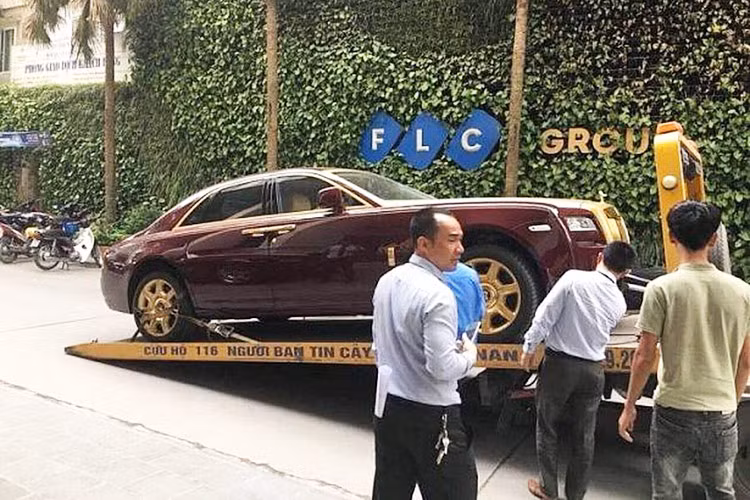 Tuy nhiên cả 2 chiếc xe siêu sang Rolls-Royce này đều có chung số phận là bị ngân hàng thu giữ và đấu giá mãi không tìm thấy người mua. Sau đó, 1 showroom chuyên mua bán xe sang ở Hà Nội đã mua lại, chiếc Ghost đã tìm thấy chủ nhân còn mẫu xe Rolls-Royce Phantom Lửa Thiêng hiện vẫn đang chờ chủ mới.