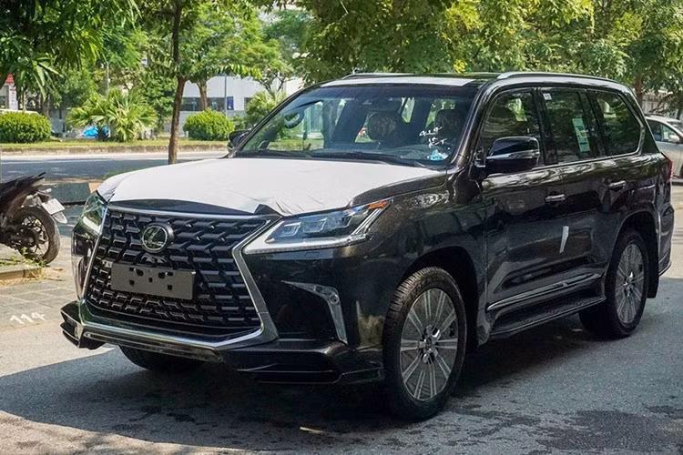 Kết hợp với động cơ là hộp số tự động 8 cấp và hệ dẫn động 4 bánh toàn thời gian, nhờ đó, Lexus LX570 có khả năng khả năng tăng tốc từ vị trí xuất phát lên 100 km/h trong vòng 7,7 giây. Ước tính ông Trịnh Văn Quyết phải từng chi ra không dưới 19 tỷ đồng để sở hữu 2 chiếc xe "chuyên cơ mặt đất" Lexus LX570 để phục vụ mình.