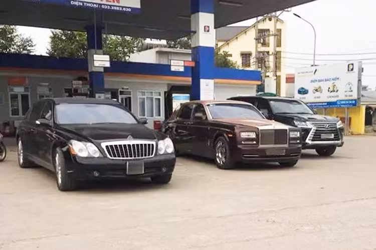 Trong bộ sưu tập xe sang trăm tỷ của Trịnh Văn Quyết còn có 2 chiếc xe siêu sang Maybach, trong đó, 1 xe là Maybach 62S, phiên bản đặc biệt của dòng xe Maybach 62 nên ngoại thất xe có số nan lưới tản nhiệt ít hơn bản tiêu chuẩn, cụ thể là 11 thay vì 23. Bên trong khoang lái của phiên bản 62S còn có vách ngăn bằng kính ở hàng ghế trước và sau tạo sự riêng tư cho người dùng.