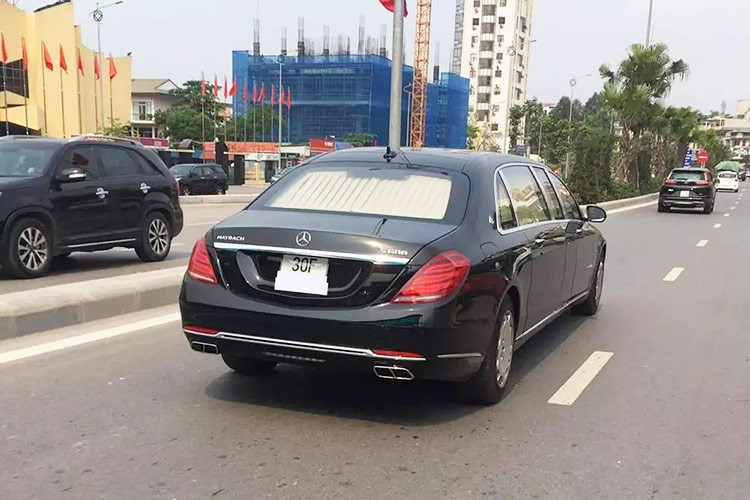 Siêu phẩm Mercedes-Maybach S600 Pullman của Trịnh Văn Quyết gây ấn tượng mạnh khi có chiều dài lên đến 6,4m và được trang bị đến 4 cửa sổ, lúc nào cũng có rèm che chắn cẩn thận để bảo đảm sự riêng tư cho người ngồi trong.