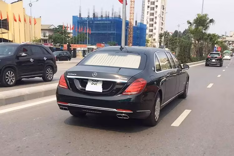 Siêu phẩm Mercedes-Maybach S600 Pullman của Trịnh Văn Quyết gây ấn tượng mạnh khi có chiều dài lên đến 6,4m và được trang bị đến 4 cửa sổ, lúc nào cũng có rèm che chắn cẩn thận để bảo đảm sự riêng tư cho người ngồi trong.