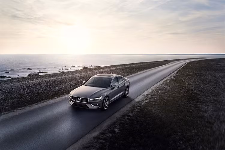 S60 cũng là mẫu xe đầu tiên ra đời ở nhà máy Volvo tại Charleston, South Carolina, Mỹ. Nó cũng là mẫu Volvo đầu tiên không được trang bị tùy chọn động cơ dầu, thể hiện xu hướng phát triển của hãng xe Thụy Điển: hạn chế xe dùng động cơ đốt trong và tập trung phát triển xe điện.