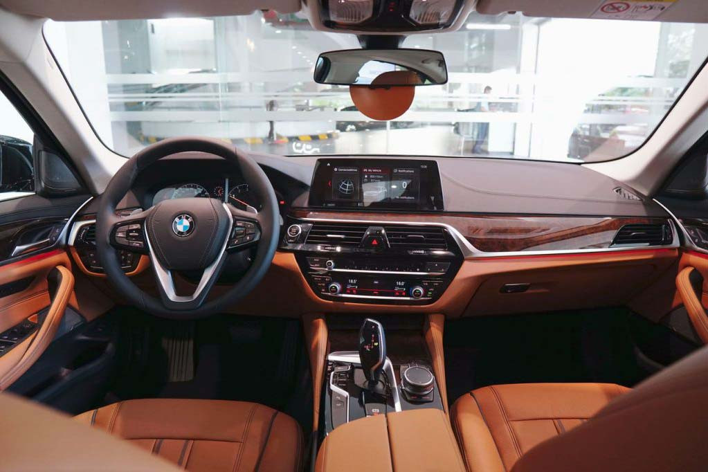 Với khung gầm được thiết kế mới, kỹ thuật phân phối và làm giảm trọng lượng thông minh kèm theo thân xe đảm bảo sự ổn định tối đa, thế hệ thứ 7 của BMW Series 5 một lần nữa đặt ra chuẩn mực mới trong việc tạo ra cảm giác lái năng động. Các kỹ sư BMW cũng đã thành công trong việc làm cho việc xử lý của chiếc xe thậm chí còn nhanh nhẹn và chính xác hơn mà không làm ảnh hưởng đến sự thoải mái của người lái.