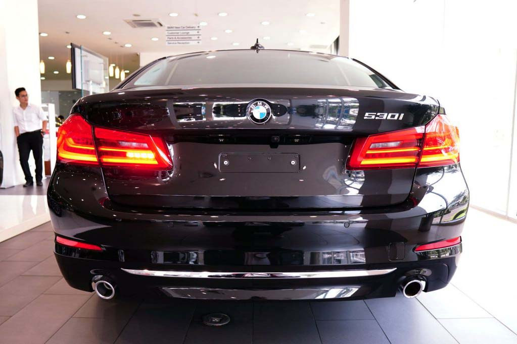 Các tùy chọn khung gầm khác nhau như Integral Active Steering, thêm những tính năng khác tạo nên tổng thể thiết kế khí động học nhằm đảm bảo BMW Series 5 một lần nữa là mẫu xe dẫn đầu trong phân khúc. Với chiều dài dài 4.935 millimet và chỉ số khí động lực học Cd = 0,22, BMW Series 5 hoàn toàn mới đã thiết lập một chuẩn mực mới trong phân khúc.