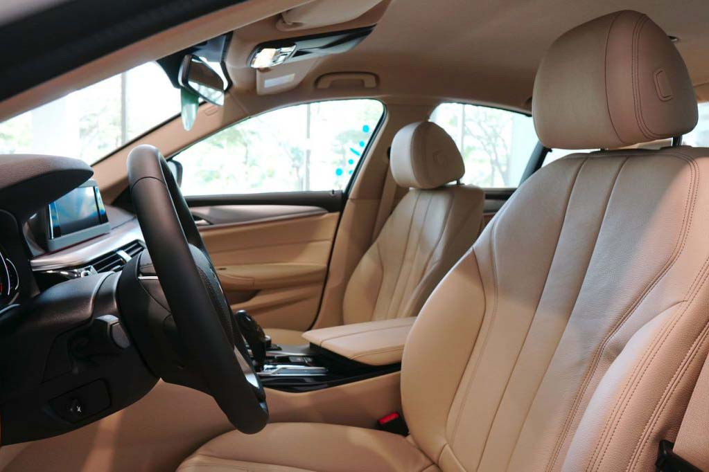 Việc tăng cường sử dụng các bộ phận kim loại nhẹ giữ cho trọng lượng của hệ thống treo thấp đến mức tối đa, trong khi sự điều khiển tách biệt giữa càng với thang giằng phía trên và dưới được các kỹ sư tính toán và xem xét để có đc tính ổn định, cân bằng tốt nhất giữa vận hành mềm mại và năng động.