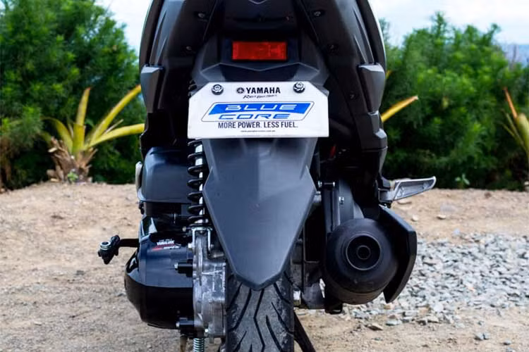 Đuôi xe với cụm đèn hậu dạng bản lớn liền khối, cặp đèn xi-nhan tích hợp hai bên ốp sát vào cụm đèn hậu dạng zich-zắc. Pad biển số đặt phía dưới đèn hậu có đèn báo phản quang, dè sau thiết kế thấp, khá góc cạnh.