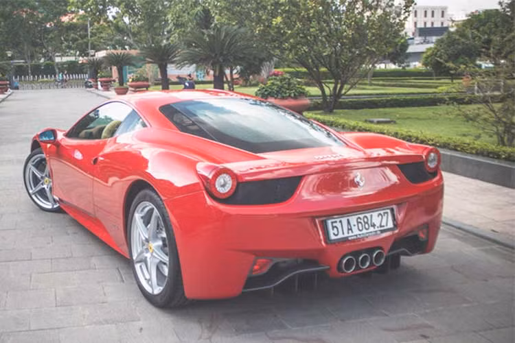 Ferrari 458 Italia sử dụng động cơ V8 hút khí tự nhiên dung tích 4,5 lít, sản sinh công suất 570 mã lực và 540 Nm mô-men xoắn. Sức mạnh trên được truyền qua hộp số Getrag ly hợp kép 7 cấp đến bánh sau. Xe có thể tăng tốc 0 - 100 km/h trong 3 giây và đạt tốc độ tối đa 340km/h.