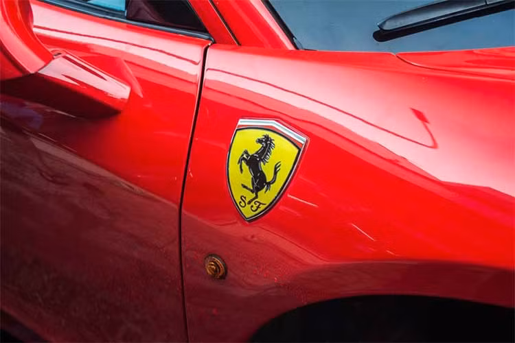 Dưới bàn tay của Pininfarina và giám đốc thiết kế Ferrari - ông Donato Coco, Ferrari 458 Italia được nhiều người ưa chuộng và đánh giá cao vì thiết kế mềm mại, thanh thoát. Phần đèn trước được thiết kế dạng vuốt ngược về sau - một thiết kế khá tiêu biểu của hãng 'ngựa chồm'.