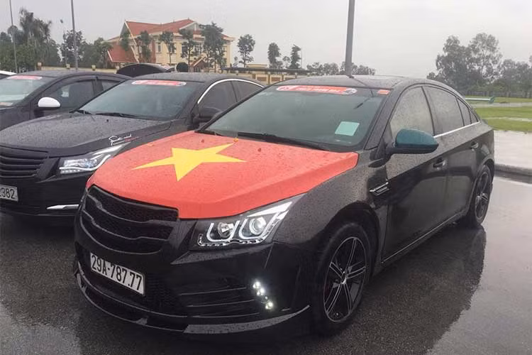 Cũng trong ngày hôm nay, để cổ cũ cho tuyển U23 Việt Nam, đoàn diễu hành gồm gần 30 chiếc Chevrolet Cruze xuất phát từ Sân vận động Quốc gia Mỹ Đình di chuyển qua những tuyến phố của Hà Nội gồm Đại Lộ Thăng Long - Trần Duy Hưng- Nguyễn Chí Thanh - Kim Mã- Hoàng Diệu…