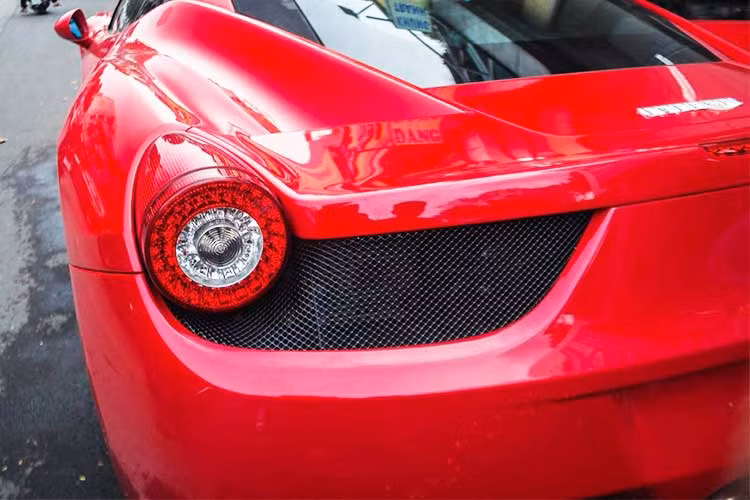 Xe sử dụng bộ mâm 5 chấu kép đặc trưng từ Ferrari. Đèn hậu thiết kế dạng tròn với đèn báo lùi, đèn báo rẽ và đèn báo thắng. Khi mới về, chiếc xe có giá khoảng 16 tỷ đồng tại Việt Nam. Hiện nay, xe đã qua sử dụng có giá vào khoảng 8 - 10 tỷ đồng tùy thuộc vào độ mới của xe.