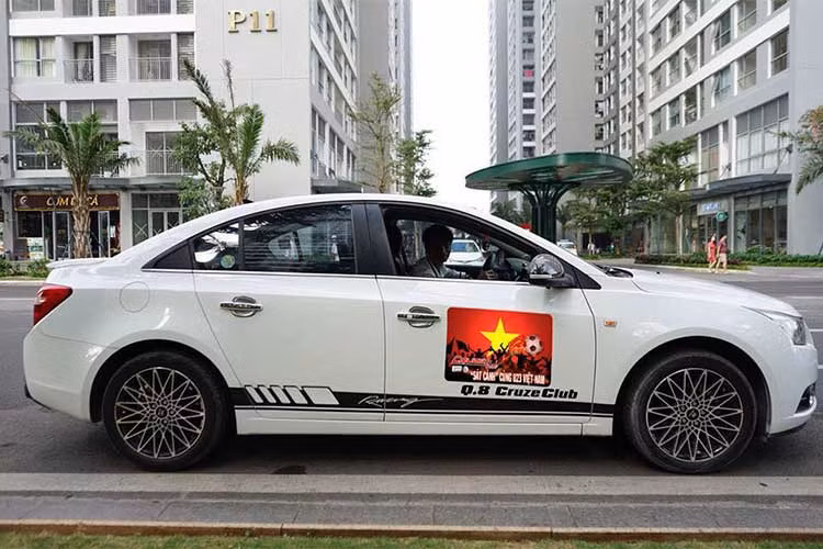 Cùng chung nhịp đập với hàng triệu con tim người Việt để cổ vũ và tiếp sức cho các cầu thủ U23 Việt Nam tại trận đấu “lịch sử” tại AFC CUP 2018, Chevrolet Cruze Club đã chuẩn bị "xế hộp", trang trí cờ hoa diễu hành trước trận bán kết lịch sử của đội tuyển U23 Việt Nam. 