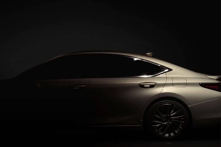 Với vai trò là mẫu xe thay thế cho dòng Lexus GS nhưng nó sẽ không có hệ dẫn động cầu sau (RWD) như GS... Mặc dù bên trong nội thất vẫn chưa được công bố chi tiết, tuy nhiên các chuyên gia dự đoán rằng Lexus sẽ tăng chiều dài xe để hàng ghế sau không quá chật chội.