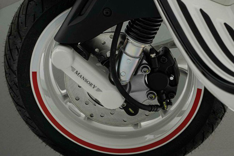 Hãng độ vẫn giữ nguyên các bộ phận cơ khí của Vespa Elettrica Monaco Edition. Theo đó, chiếc xe tay ga vẫn được trang bị động cơ điện 5 mã lực được gắn phía sau, cho phép xe duy trì tốc độ tối đa 70 km/h.