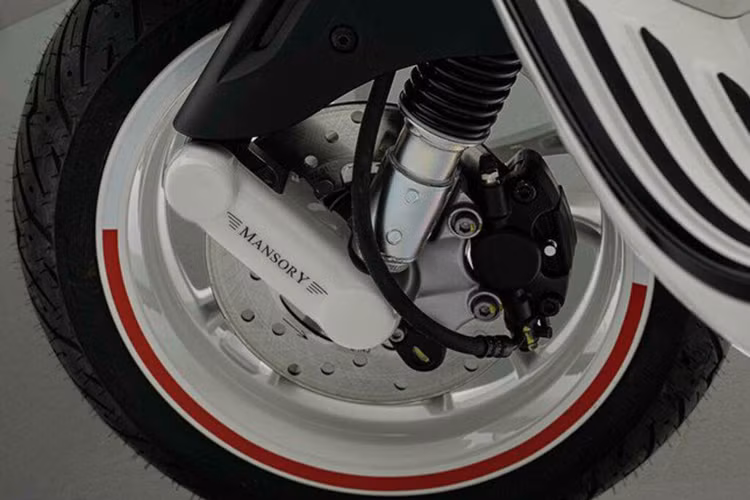 Hãng độ vẫn giữ nguyên các bộ phận cơ khí của Vespa Elettrica Monaco Edition. Theo đó, chiếc xe tay ga vẫn được trang bị động cơ điện 5 mã lực được gắn phía sau, cho phép xe duy trì tốc độ tối đa 70 km/h.