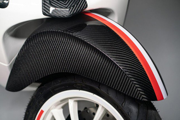 Cách phối màu lấy cảm hứng từ Ferrari 458 Monaco, với tông chủ đạo là trắng có điểm nhấn màu đỏ. Đặc biệt, logo truyền thống của Piaggio và Vespa đã được thay thế bằng dòng chữ Mansory.