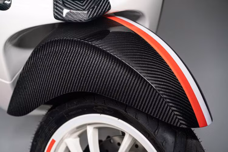 Cách phối màu lấy cảm hứng từ Ferrari 458 Monaco, với tông chủ đạo là trắng có điểm nhấn màu đỏ. Đặc biệt, logo truyền thống của Piaggio và Vespa đã được thay thế bằng dòng chữ Mansory.