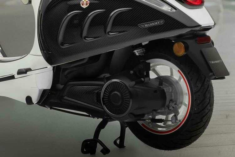 Với các tùy chọn chế độ lái Eco và Power, chiếc xe máy điện này có thể di chuyển được lên đến 100 km sau mỗi lần sạc. Bộ pin lithium-ion 4,2 kWh của xe có thể được sạc đầy trong 4 giờ qua ổ cắm 220V.