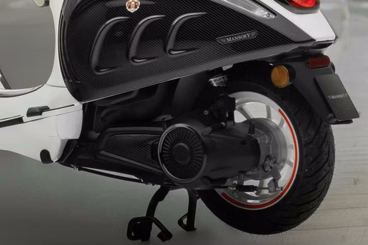 Với các tùy chọn chế độ lái Eco và Power, chiếc xe máy điện này có thể di chuyển được lên đến 100 km sau mỗi lần sạc. Bộ pin lithium-ion 4,2 kWh của xe có thể được sạc đầy trong 4 giờ qua ổ cắm 220V.