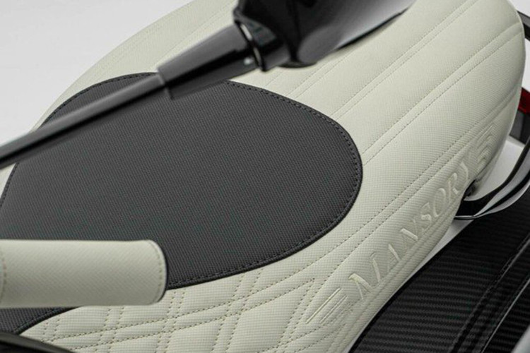 Yên xe được bọc da thật với những đường khâu đan chéo, gợi nhớ đến những chiếc ghế trên các siêu xe độ bởi thương hiệu Mansory.