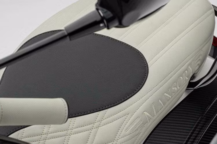 Yên xe được bọc da thật với những đường khâu đan chéo, gợi nhớ đến những chiếc ghế trên các siêu xe độ bởi thương hiệu Mansory.