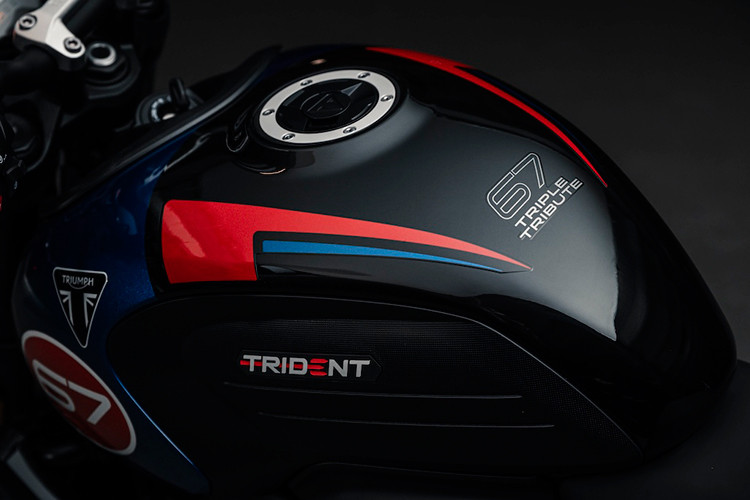 Trident Triple Tribute vẫn giữ nguyên chiều cao yên xe 805mm dễ chống chân như tiêu chuẩn và nặng 189kg khi sẵn sàng lái. Chiếc Trident Triple Tribute năm 2024 có sự khác biệt nhờ thiết kế có nhiều chi tiết màu trắng, tuy nhiên cả hai phiên bản đều có số 67.