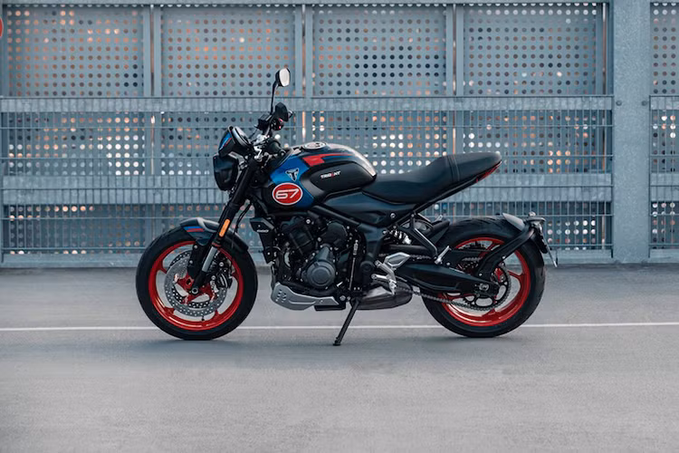 Màn hình TFT màu tích hợp vào mặt đồng hồ, có kết nối Bluetooth, bổ sung chức năng dẫn đường từng chặng và kết nối điện thoại đầy đủ. Ngoài ga điện tử với các chế độ lái Road và Rain hiện có, giờ đây còn có chế độ 'Sport' thứ ba. Mức giá xe Triumph Trident Triple Tribute 2025 hiện chưa công bố, nhưng dự đoán sẽ sớm về Việt Nam.