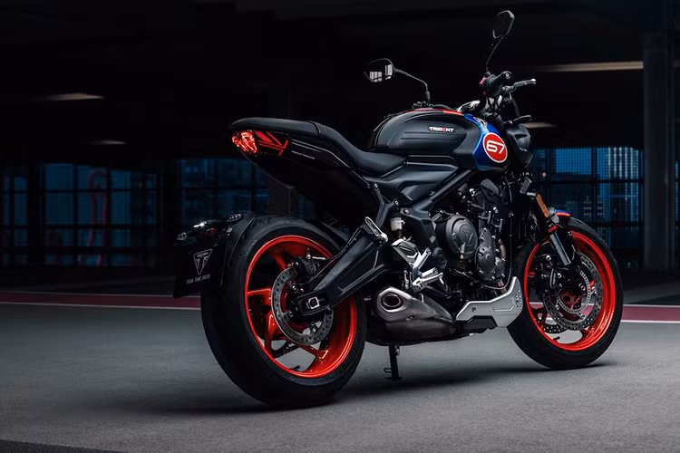 Giống với số của xe đua Slippery Sam ban đầu. Đối với năm 2025, bộ vành 17 inch tiêu chuẩn có màu đỏ đậm để phù hợp với bảng số nêu trên. Do dựa trên cơ sở Trident 660 2025, nó đã có giảm xóc 'piston lớn' SFF-BF của Showa. Trident 660 hiện sở hữu công nghệ hàng đầu phân khúc. 