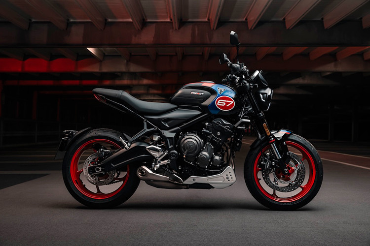Vẫn được gọi Triumph Trident Triple Tribute 2025 mới, chiếc naked bike sẽ chỉ được bán trong một năm và được thiết kế dựa trên phiên bản mới nhất của Trident 660, ra mắt vào cuối năm 2024.