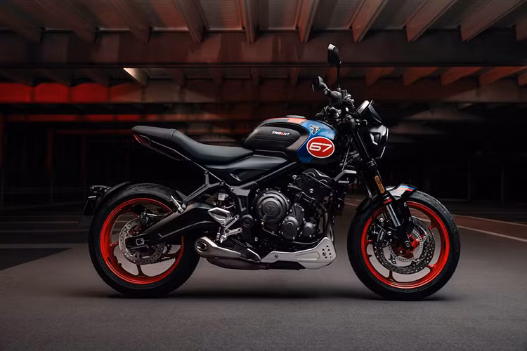 Vẫn được gọi Triumph Trident Triple Tribute 2025 mới, chiếc naked bike sẽ chỉ được bán trong một năm và được thiết kế dựa trên phiên bản mới nhất của Trident 660, ra mắt vào cuối năm 2024.