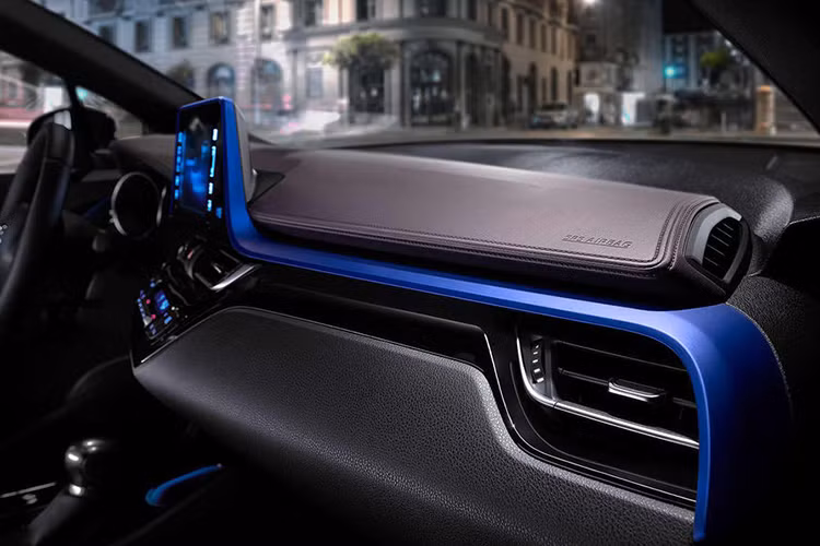 Sở hữu ngoại hình đầy tính hiện đại và cá tính, nội thất của Toyota CH-R cũng được thiết kế xứng tầm với bảng táp-lô bất đối xứng, được chia thành nhiều lớp và có số nút bấm được hạn chế tối đa. Các nút bấm này cũng được bố trí nghiêng nhẹ về phía người lái để dễ thao tác hơn.