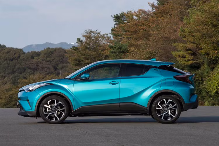 Trong nửa đầu năm nay, đã có tổng cộng 79.303 khách hàng Nhật Bản mua Toyota C-HR. Riêng trong tháng 4/2017, C-HR đã mang về 13.168 khách hàng cho hãng Toyota tại thị trường Nhật Bản. Đây là những con số do Hiệp hội đại lý ôtô Nhật Bản cũng như Hiệp hội mô tô và ôtô hạng nhẹ Nhật Bản công bố.