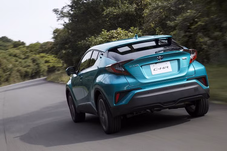 Được phát triển dựa trên cơ sở gầm bệ chung với Prius, Toyota C-HR thu hút khách hàng tại quê nhà nhờ hệ dẫn động tiết kiệm xăng hiệu quả. Phiên bản hybrid của Toyota C-HR chỉ tiêu thụ lượng nhiên liệu trung bình 30,2 km/lít, tương đương 3,3 lít/100 km, thuộc dạng thấp nhất phân khúc.