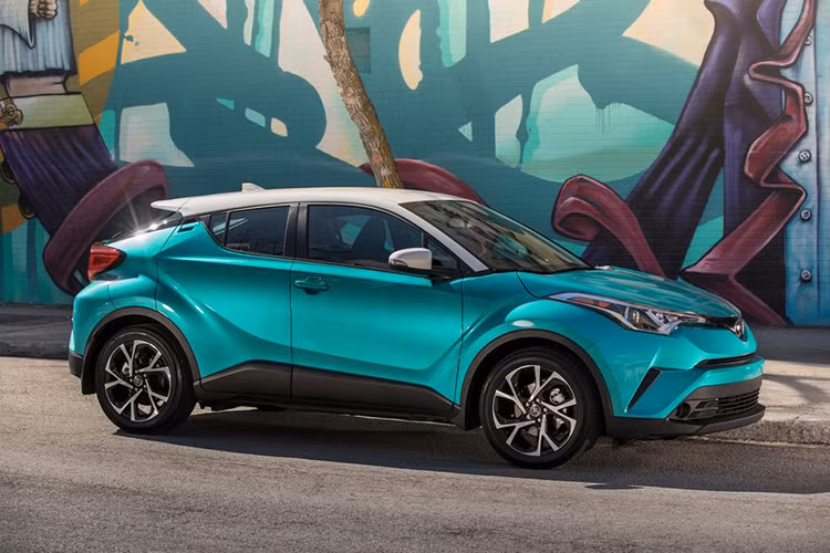 Về động cơ, C-HR sẽ có phiên bản sử dụng hybrid “kế thừa” từ dòng Prius mới, cho công suất 122 mã lực và giảm hao phí nhiên liệu đến 40%. Phiên bản động cơ còn lại sẽ là động cơ 8NR-FTS turbo 1.2 L cho công suất 115 mã lực tại vòng tua 5.200 – 5.600 rpm và mô-men xoắn cực đại 185 Nm tại 1.500 – 4.000 rpm.