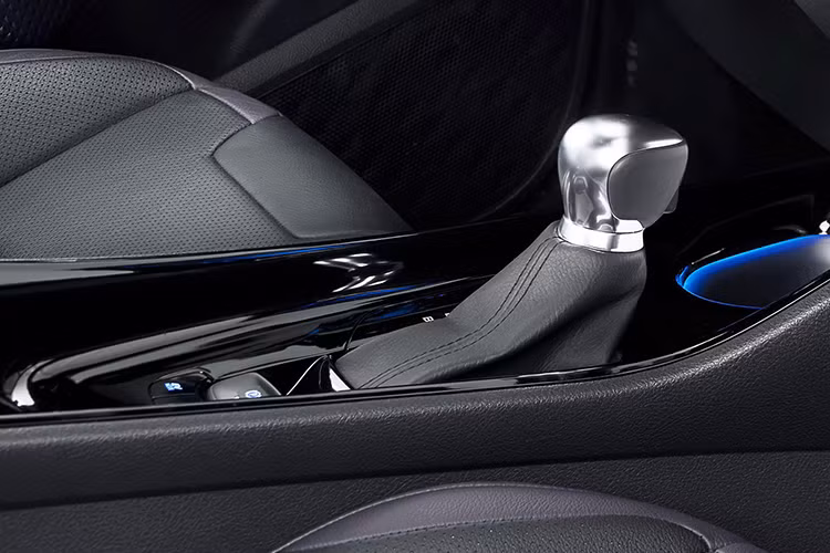 Toyota cũng sẽ cung cấp 3 tùy chọn màu nội thất cho CH-R là xám đậm, đen/xanh và đen/nâu. Các trang bị tiêu chuẩn của xe gồm ghế có sưởi, khóa thông minh, kính tối màu, hệ thống hỗ trợ đỗ xe S-IPA cùng dàn âm thanh cao cấp JBL với 8 kênh, âm-li 576W và 9 loa. Gói các trang bị an toàn Toyota Safety Sense gồm hệ thống cảnh báo va chạm, cảnh báo chuyển làn, đèn pha tự động...