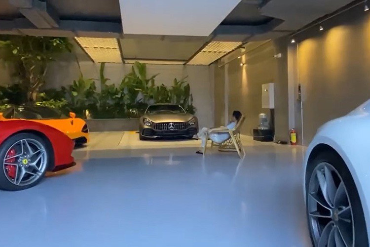 Chiếc siêu xe Mercedes-AMG GT R của Cường Đô la có ngoại thất sơn màu Designo Magno Selenite Grey, đây là bộ áo tuỳ chọn và có giá khoảng 3.950 đô la, tương đương 91,8 triệu đồng. Ngoài màu sơn độc đáo này, Mercedes-AMG GT R đầu tiên tại Việt Nam còn có nhiều chi tiết bằng carbon và viền mâm màu trắng đối lập.