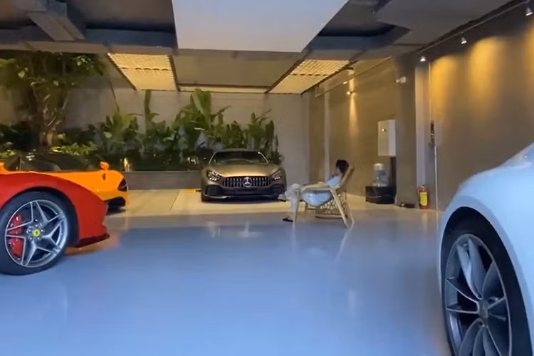 Chiếc siêu xe Mercedes-AMG GT R của Cường Đô la có ngoại thất sơn màu Designo Magno Selenite Grey, đây là bộ áo tuỳ chọn và có giá khoảng 3.950 đô la, tương đương 91,8 triệu đồng. Ngoài màu sơn độc đáo này, Mercedes-AMG GT R đầu tiên tại Việt Nam còn có nhiều chi tiết bằng carbon và viền mâm màu trắng đối lập.