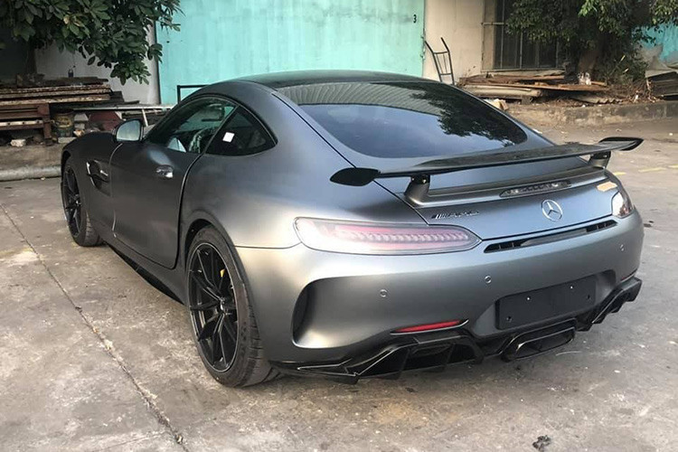 Do được phân phối chính hãng nên giá xe Mercedes-AMG GT-R mới cũng sẽ bán ra dễ chịu hơn xe nhập tư nhân. Thế nhưng, để sở hữu Mercedes-Benz GT-R 2020, Cường Đô La cũng phải bỏ ra đến 11,6 tỷ đồng, chưa bao gồm chi phí lăn bánh.