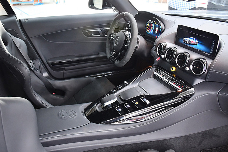 Xe sử dụng khối động cơ V8, tăng áp kép, dung tích 4.0 lít, sản sinh công suất tối đa 577 mã lực và mô-men xoắn cực đại 700 Nm. Kết hợp cùng hộp số thể thao ly hợp kép 7 cấp, động cơ giúp siêu xe Mercedes-AMG GT R có thời gian tăng tốc từ vị trí xuất phát lên 96 km/h chỉ trong thời gian 3,5 giây trước khi đạt vận tốc tối đa 318 km/h.