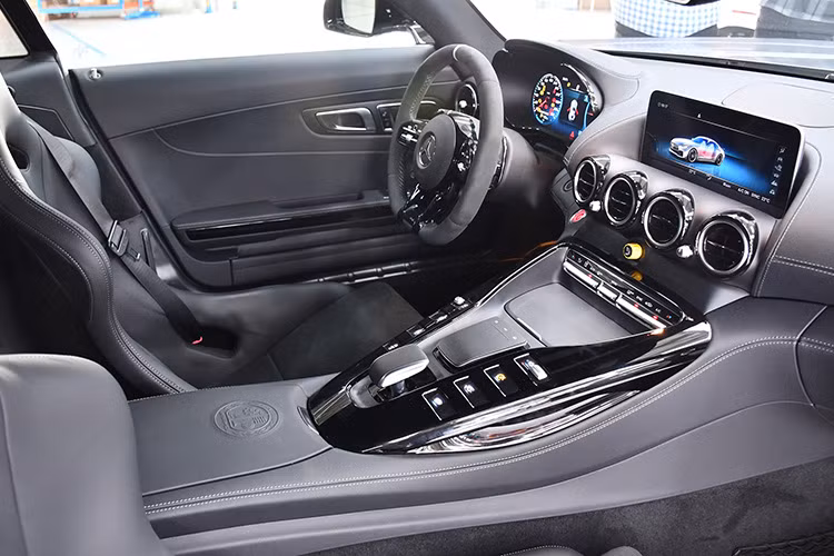 Xe sử dụng khối động cơ V8, tăng áp kép, dung tích 4.0 lít, sản sinh công suất tối đa 577 mã lực và mô-men xoắn cực đại 700 Nm. Kết hợp cùng hộp số thể thao ly hợp kép 7 cấp, động cơ giúp siêu xe Mercedes-AMG GT R có thời gian tăng tốc từ vị trí xuất phát lên 96 km/h chỉ trong thời gian 3,5 giây trước khi đạt vận tốc tối đa 318 km/h.