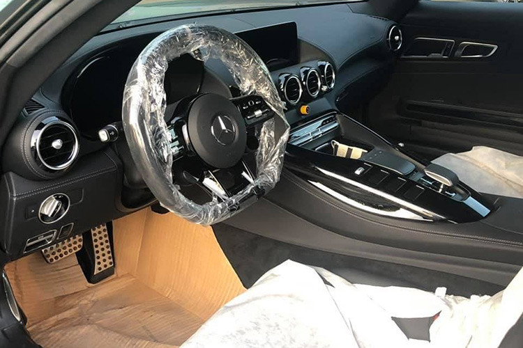 Mẫu xe thể thao Mercedes-AMG GT-R chính hãng mới về garage của địa gia siêu Cường Đô la sẽ được trang bị vô-lăng dạng D-Cut, màn hình sau vô-lăng điện tử kích thước 10,25 inch và màn hình giải trí 12,3 inch hỗ trợ kết nối với điện thoại thông minh.