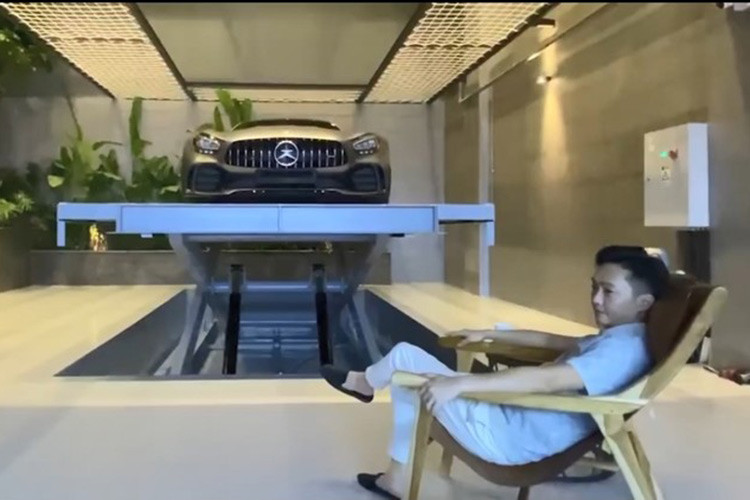 Mới đây, doanh nhân Nguyễn Quốc Cường hay còn gọi là Cường Đô la đã bất ngờ đăng tải một video khá thú vị lên trang cá nhân của mình và đã khiến cho giới mê xe sửng sờ khi gần cuối video là sự có mặt của chiếc siêu xe Mercedes-AMG GT R đầu tiên về Việt Nam.