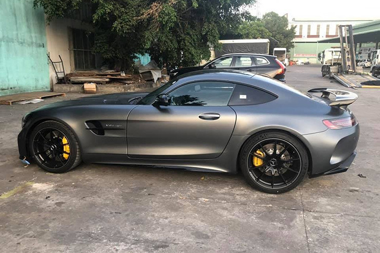 Một nâng cấp quan trọng của Mercedes-AMG GT R nằm ở hệ thống lái bánh sau. Hệ thống này giúp chiếc xe vận hành linh hoạt hơn khi ôm cua. Cụ thể, hệ thống này sẽ cho phép 2 bánh trước xoay theo chiều ngược nhau ở vận tốc lên đến 100 km/h. Khi xe chạy ở vận tốc cao hơn 100 km/h, hai bánh trước sẽ xoay cùng chiều nhau để tăng độ ổn định.