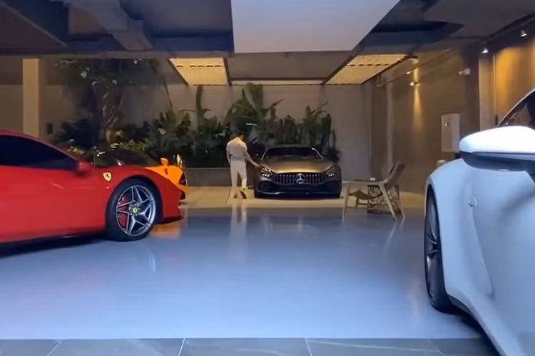Màn khoe siêu xe Mercedes-AMG GT R đầu tiên về Việt Nam của Cường Đô la được đánh giá là khá thú vị. Như vậy, sau khi nhận bàn giao chiếc siêu xe Ferrari F8 Tributo có giá lăn bánh hơn 27 tỷ đồng từ một công ty nhập khẩu tư nhân, Cường Đô la lại chi ra số tiền hàng chục tỷ đồng để mua siêu xe Mercedes-AMG GT R đầu tiên về Việt Nam.