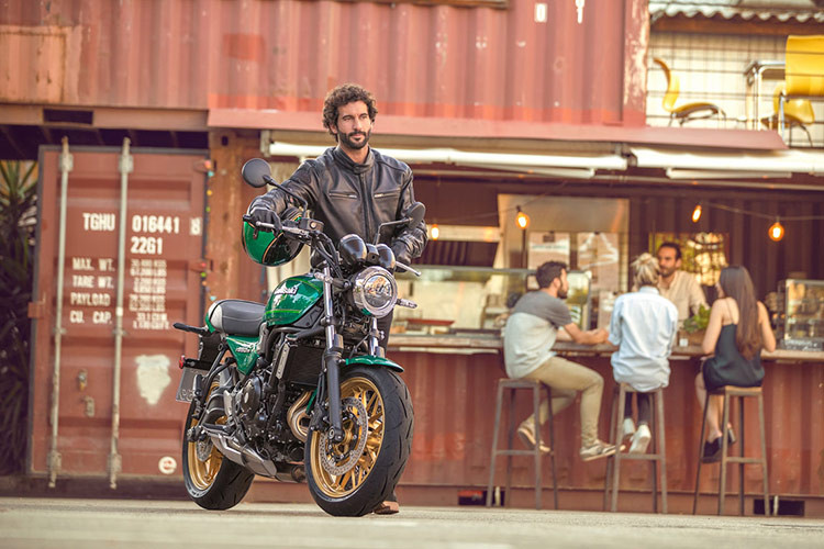 Hệ thống phanh trên xe sử dụng đĩa phanh kép 300 mm ở phía trước kết hợp cùng đĩa phanh đơn 272 mm phía sau, cả 2 phanh đều tích hợp công nghệ chống bó cứng ABS. Đáng chú ý, bộ mâm của Z650RS là loại đa chấu giống hoàn toàn Z900RS.