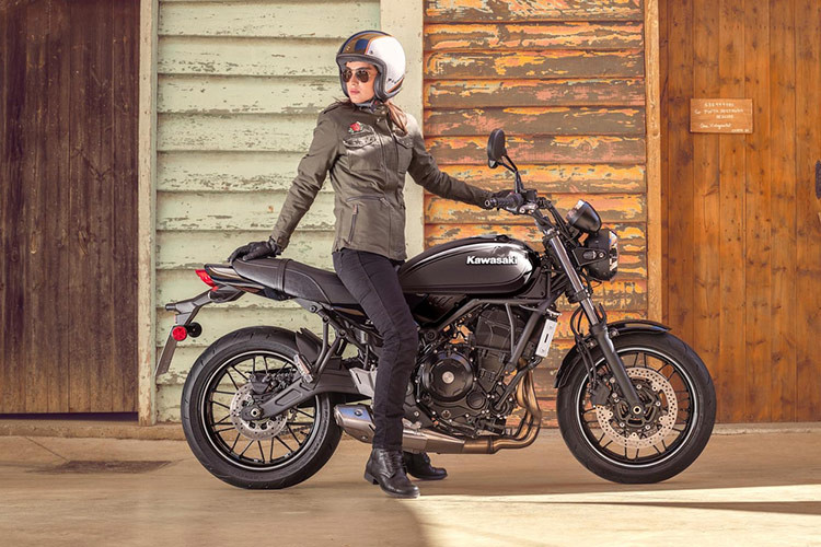 Phía sau Z650RS sử dụng giảm xóc liên kết treo ngang có thể điều chỉnh, với hành trình 130mm.